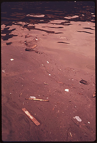 15-0212a - OIL AND DEBRIS ON THE HUDSON RIVER SEPARATING NEW JERSEY AND NEW YORK.gif