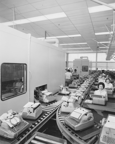 15a Electric Typewriter line Adv copy on back 450px.jpg 15a Electric Typewriter line Adv copy on back 450px.jpg