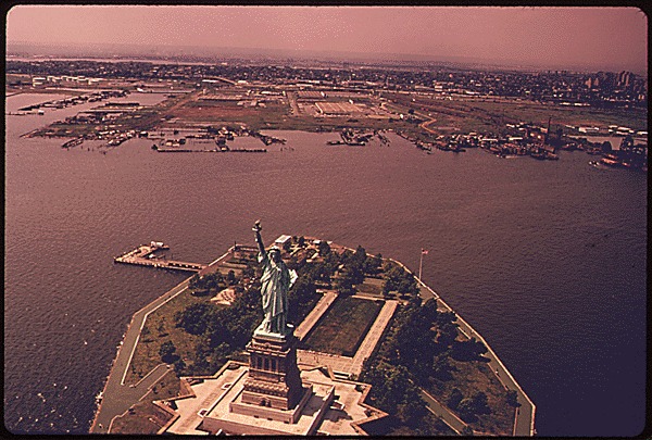 15-0151a - UPPER NEW YORK BAY WITH THE STATUE OF LIBERTY AND JERSEY CITY.gif