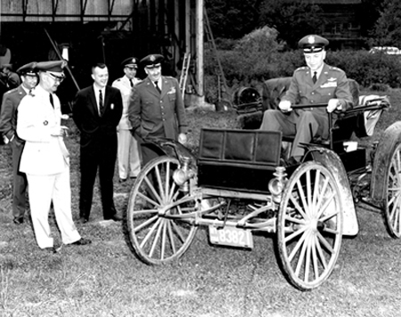 13a Break from training session for SAGE for army officers 1960 Washington photo 450px.jpg