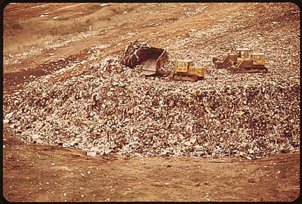 09-0543a - DUMPING AREA OF NEW YORK CITY'S SANITATION DEPARTMENT AT FRESH KILLS, STATEN ISLAND - NARA.gif