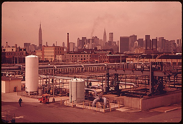 15-0218a - NEWTOWN CREEK SEWAGE TREATMENT PLANT IN BROOKLYN, NEW YORK, WITH MANHATTAN IN THE BACKGROUND.gif