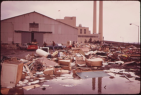 09-0061a - HOUSEHOLD TRASH HAS BEEN DUMPED IN FRONT OF THE NEW YORK CITY INCINERATOR PLANT AT GRAVESEND BAY - NARA.gif